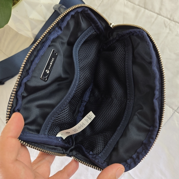 Lululemon athletica Everywhere Navy Belt Bag - Picture 3 of 7